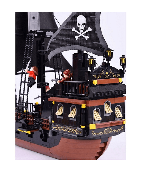 Конструктор  Legent of pirates, Пиратски кораб, 652 части
